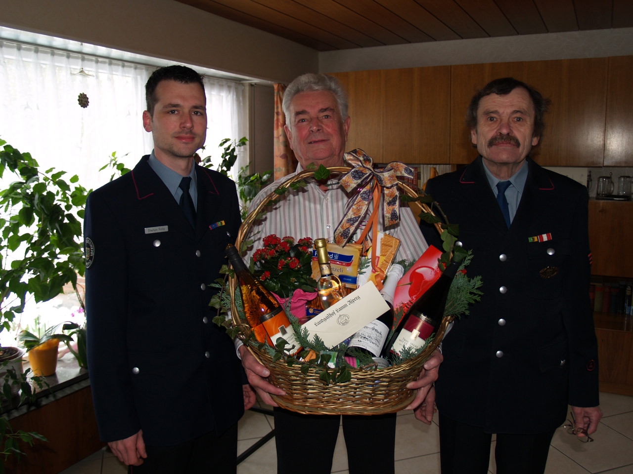 v.l.n.r Kommandant Stefan Fritz, Jubilar Richard Pfeil, Altersobmann H.-W. Vocilka